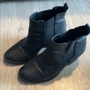 BLACK HEELED CHELSEA BOOT